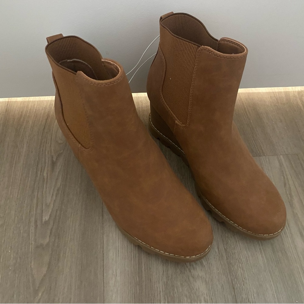 Universal thread from Target. Never worn. Size 9